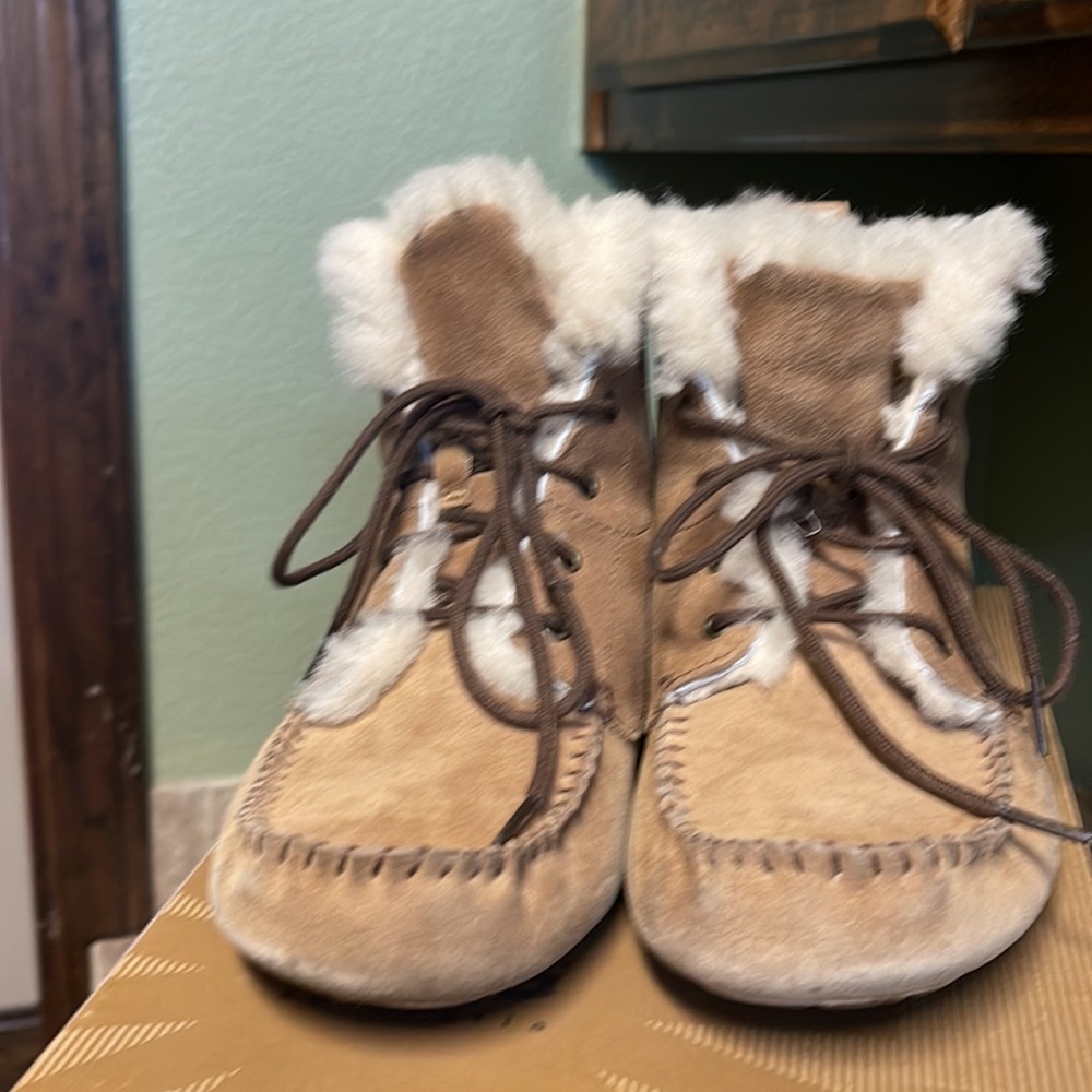 Tan Ugg lace up boots.